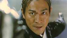 Yip Ku-Sing (Andy Lau), qui  l'air srieux